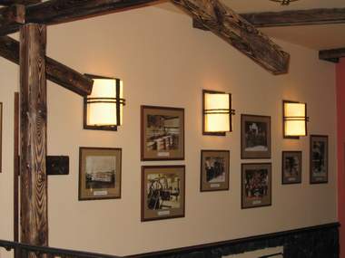 Zdi Zlatých Kovadlin jsou zdobeny dobovými fotografiemi
připomínajicími historii a tradici pivovarnictví.
 